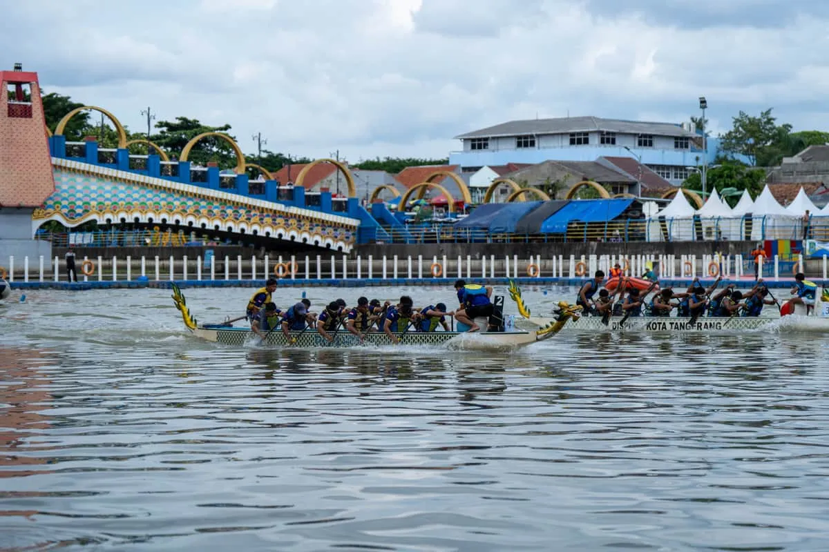 Foto suasana Balap Perahu Naga di Festival Cisadane